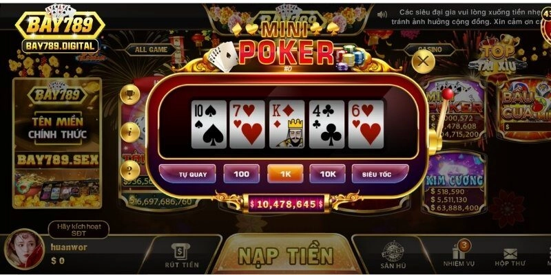 Thay vì chơi với bộ bài 52 lá, mini poker sử dụng vòng quay may mắn